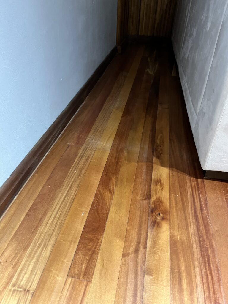 Acabamento de assoalho de Grápia em corredor