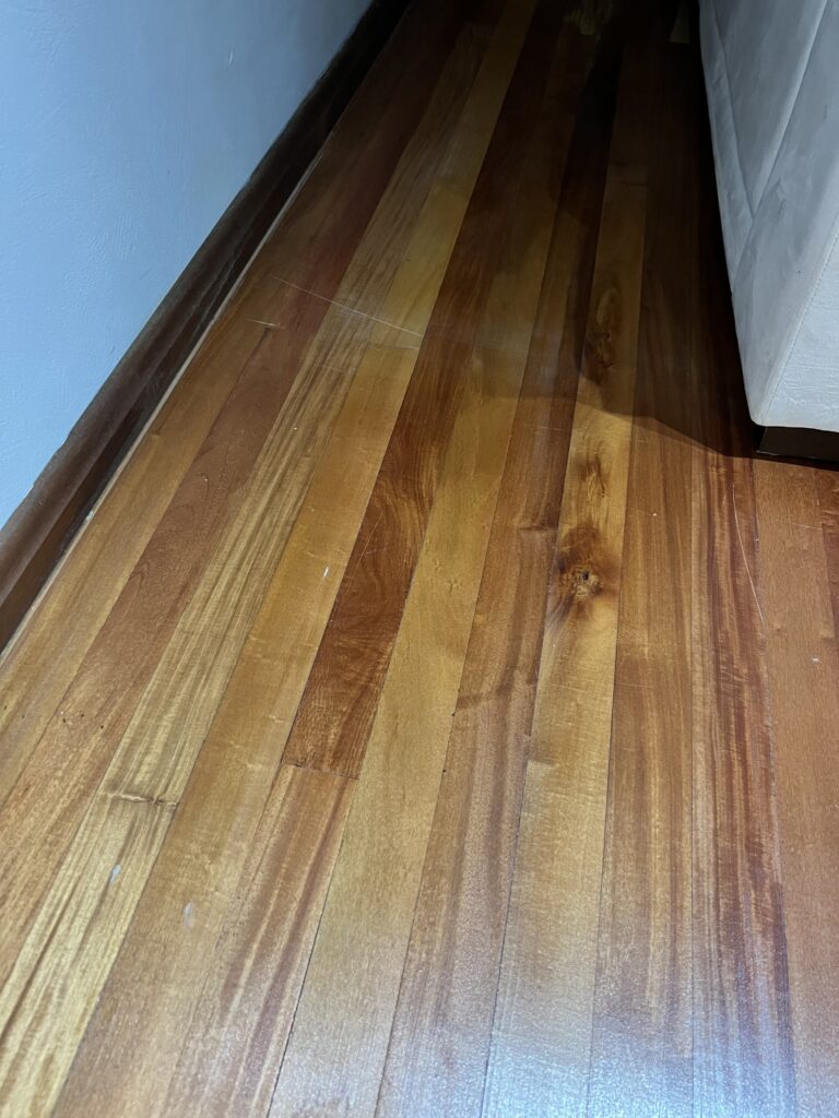 Detalhe das réguas de assoalho em Grápia (garapeira) cerne.