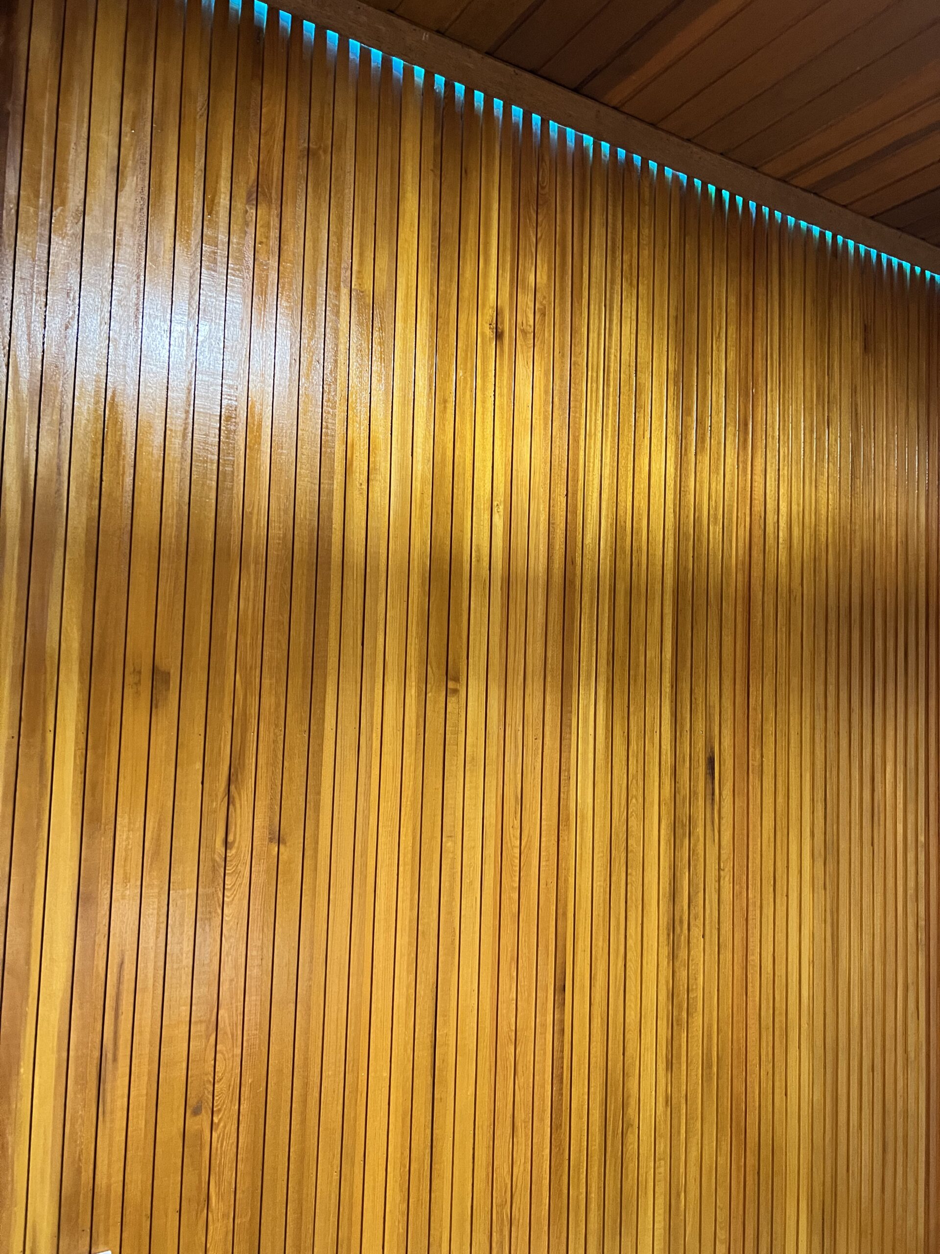 Ripardo para quarto em madeira nobre de mirindiba, painel fehado