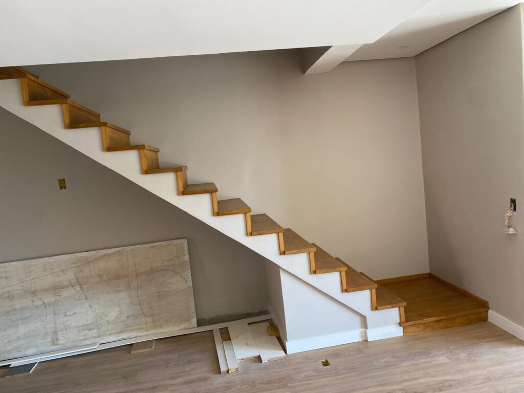 Escada em Sucupira Amarela – Hoffmann & Borges Madeiras, Gravataí/RS
