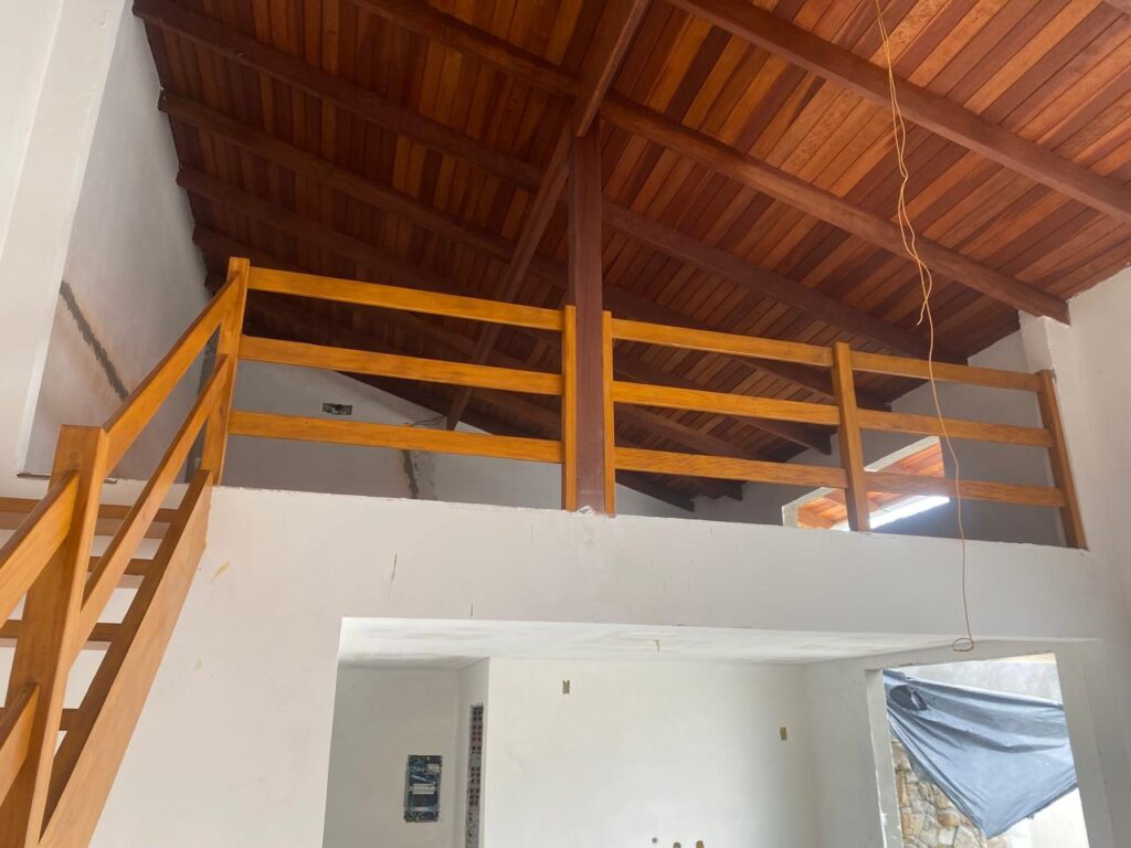 Telhado em Cedrinho escada e guarda corpo em Graoia – Hoffmann & Borges Madeiras